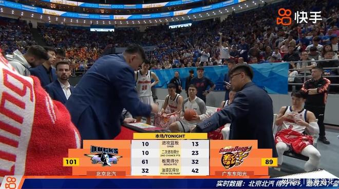 粤蜜怒了！喊话杜锋：必须放弃张皓嘉杜润旺，让两高大锋将打G2