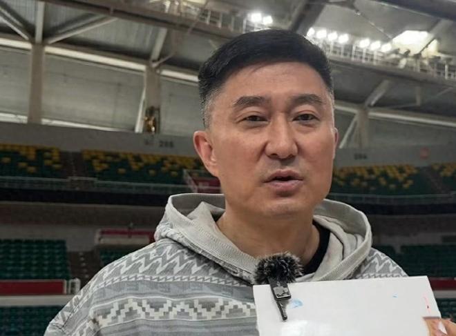 岳父是体育总局主任，岳母是国家队教练，如今他胜任广东篮协会长