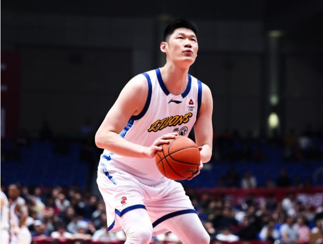 最多落后12分！广厦半场反超深圳1分 胡金秋13+4无解容子峰10分