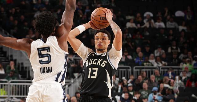 罗林斯24分吕佩尔33+10+10 雄鹿主场送灰熊4连败