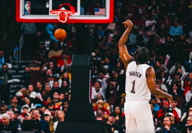 19+2+5！哈登11中7 关键助攻+抛投杀死勇士 骑士提前晋级季后赛