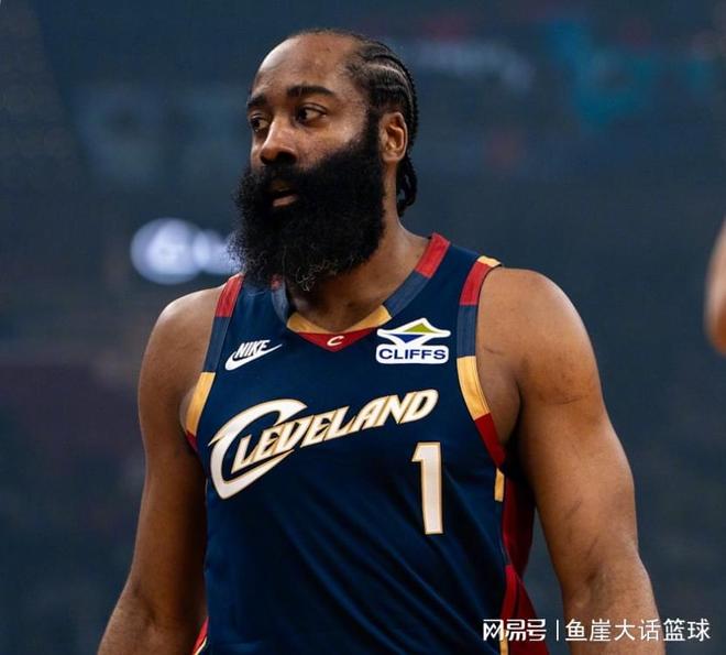 骑士赢球还有进步，哈登2点该夸！米切尔错误明显，阿伦2人成关键