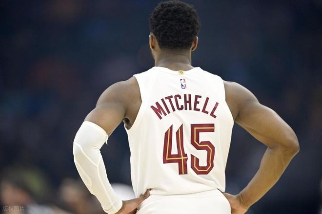 末节崩盘！米切尔28+6+4无缘大逆转！背靠背往死里用，哈登累吐了
