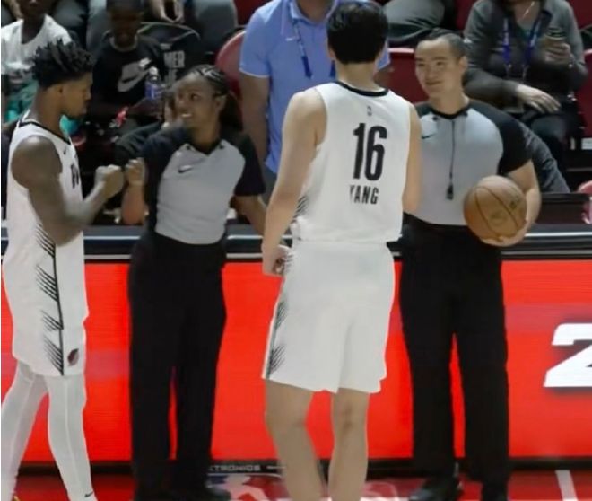 中国裁判吹罚NBA夏联历史首人：孙健与杨瀚森同框交流 成当值裁判