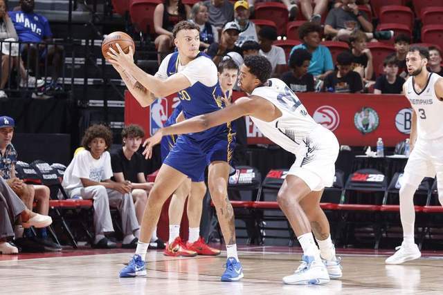 NBA夏联：勇士力克灰熊 理查德12+2图希7中1