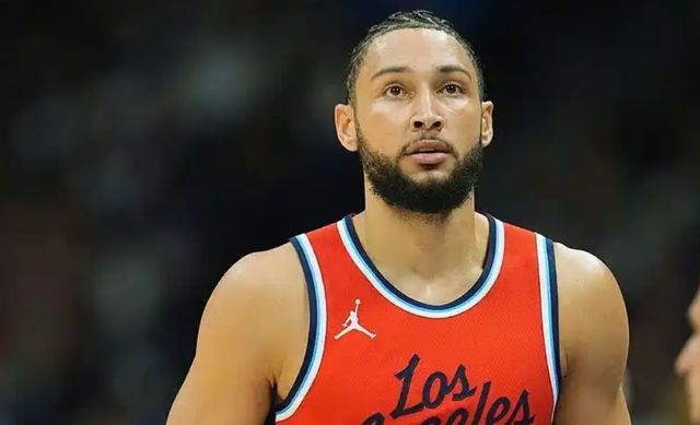 西蒙斯29歲無球可打不奇怪，投籃比威少還差，在CBA也無人問津