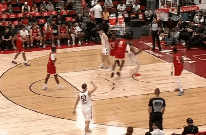 倒下了！湖人前鋒突發(fā)重傷！楊瀚森8+8夏聯(lián)最強(qiáng)大腦