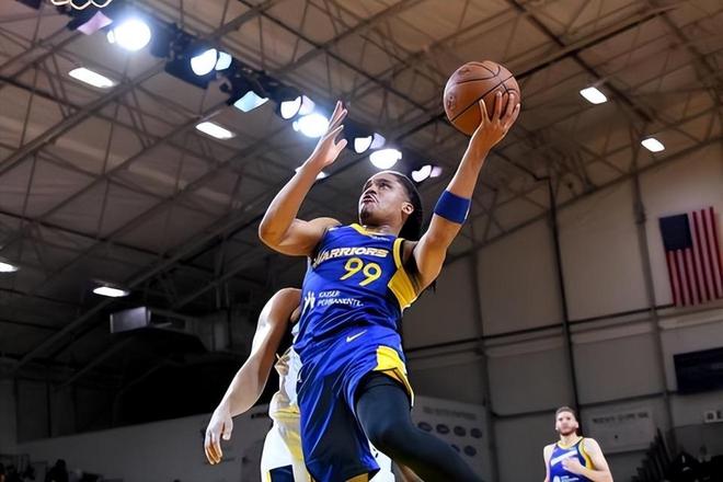 篮网裁掉了刚刚签下的后场新星，他在勇士二队是发展联盟助攻王？