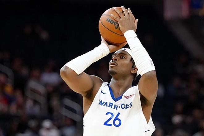 表現(xiàn)沒有任何起色！鋒線新星應(yīng)該很難從勇士得到一份合同了？