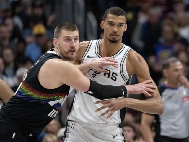 约基奇：文班是联盟的最佳防守球员，跟他对位感觉很有意思