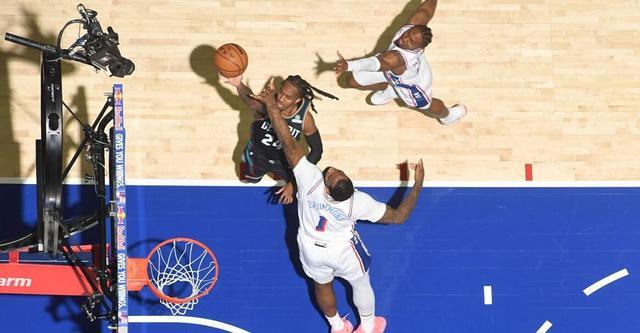 詹金斯14助攻率全队七人得分上双 活塞胜76人