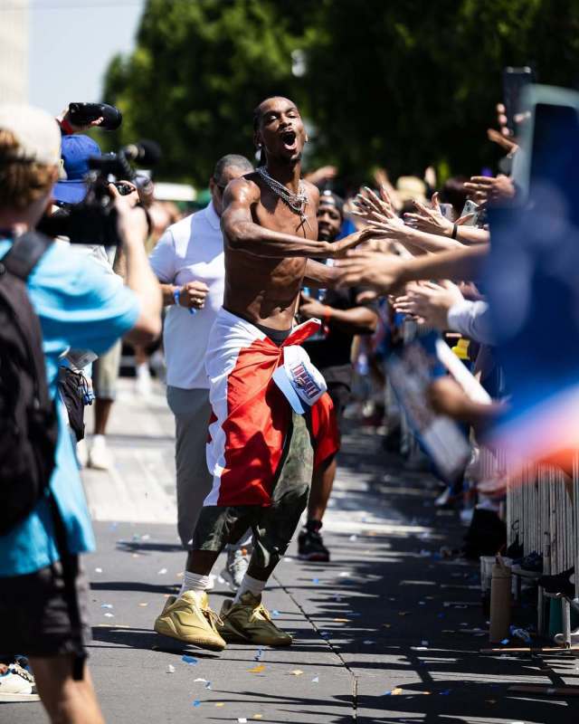 高温让夺冠游行更燃了！亚历山大赤膊举杯庆祝 雷霆球迷大喊MVP