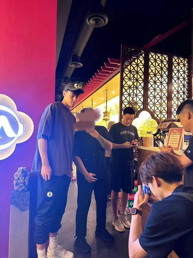 小曾穿篮网训练裤！网友在曼哈顿遇到曾凡博胡明轩：两人都很友好