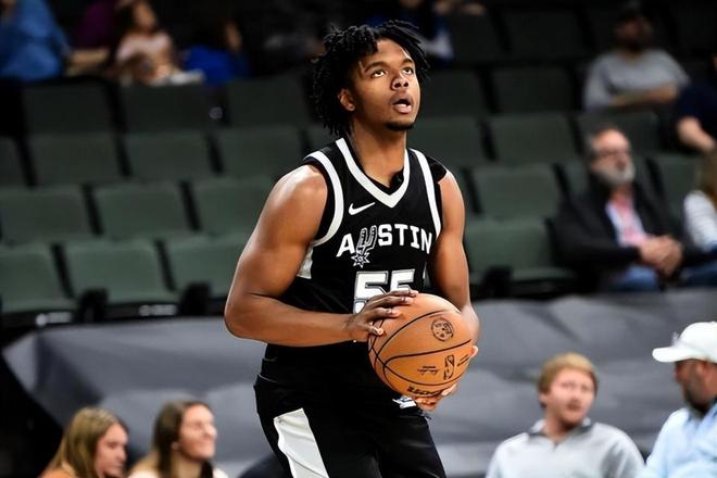 面对火箭二队打出全能型表现，马刺锋线新星也是很有特点的球员？