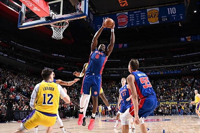 后场核心不在又怎样！活塞内线支柱还是打爆了湖人的防线？