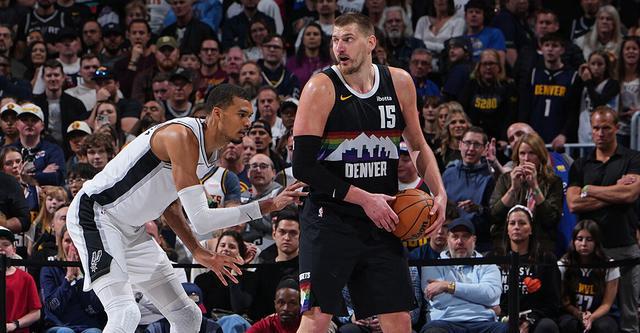 约基奇：文班是攻防两端最独特的球员 能以多种方式给你制造麻烦