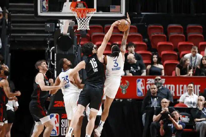 杨瀚森NBA首秀惊艳！3名对手被打急眼，赛后勇士记者竟这样说