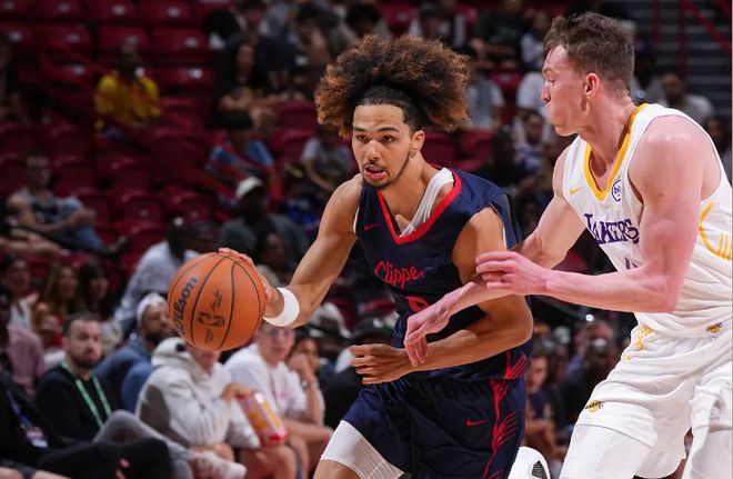 防守端的进步有目共睹！快船后场新星正在成长为一名全能型人才？