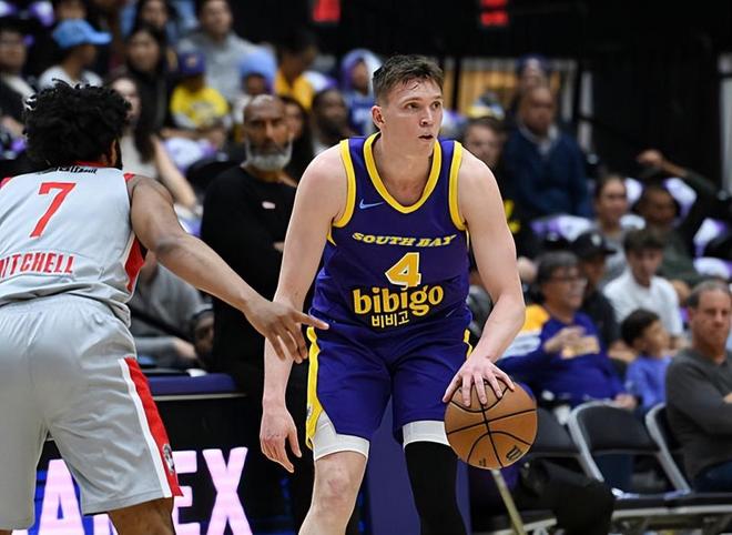 进攻端终于回暖了，但湖人侧翼新星却也出现了离谱的8次失误？