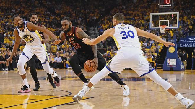 詹姆斯和庫里誰更好？NBA分析師果斷選擇詹姆斯，認為他被低估了