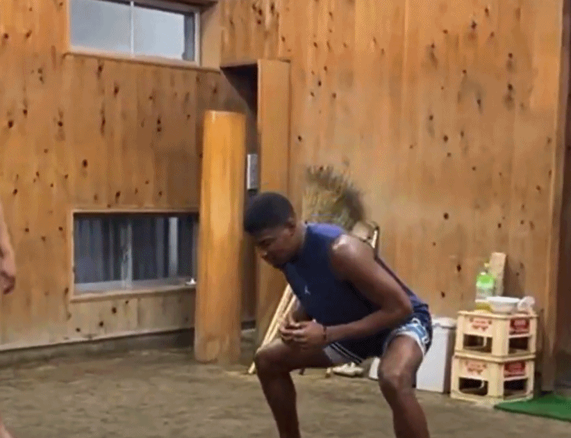 这动作标准吗？湖人球员八村塁模仿相扑选手动作进行训练