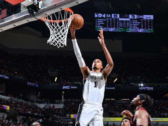 8分40秒砍两双！文班亚马创NBA历史最快纪录