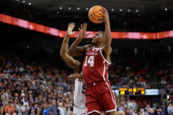 鹈鹕为锋线落选秀送出训练营合同，之前他在马刺试训时跟腱撕裂？