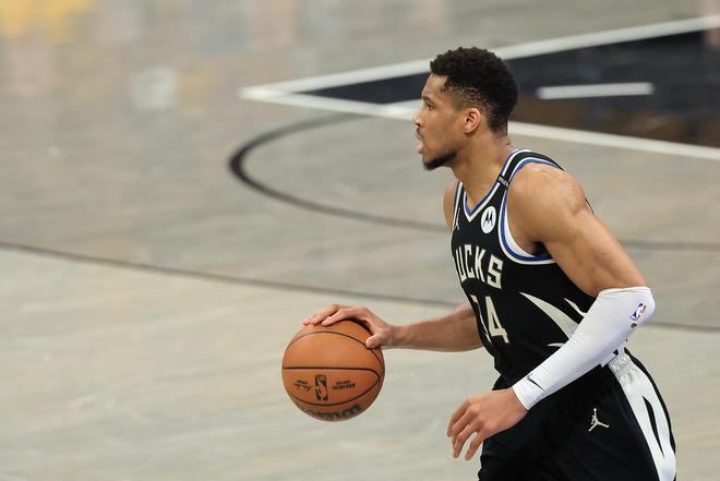 放开抡？蒂格：字母哥明年会拿MVP 他可能场均34+13+8