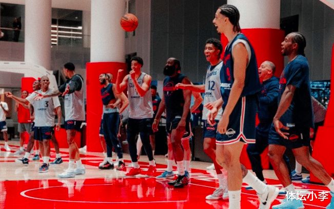 快船训练营其乐融融！小卡笑容满面，比尔积极恢复，哈登乐开花