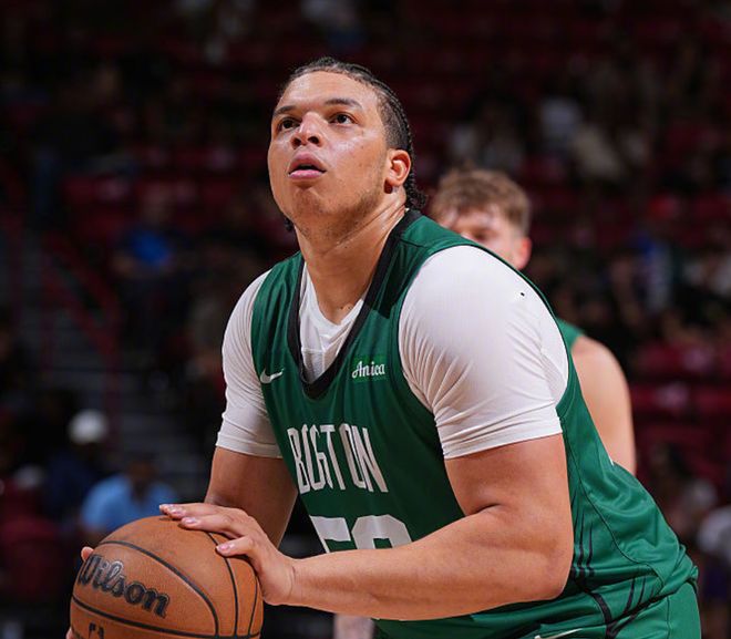 完爆CBA老对手！湖人前锋表现出彩，却意外重伤退赛！