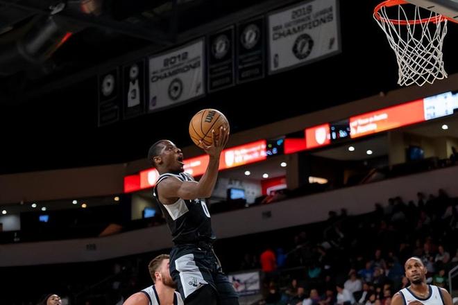 马刺为后场大闸送出训练营合同，他在新赛季还会继续为二队出战？