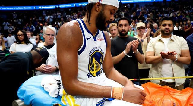 勇士噩耗！穆迪倒地！库里抱头！勇士未来悬了？