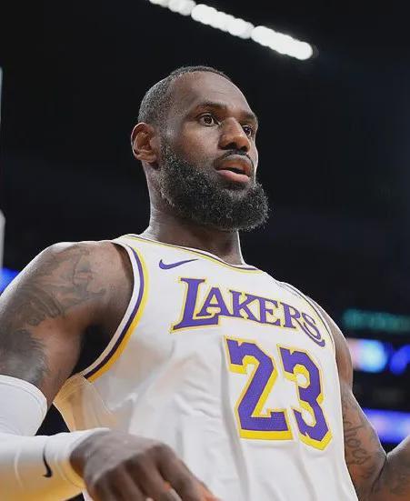 詹姆斯與湖人管理層的關(guān)系，已經(jīng)破裂，一點(diǎn)就爆