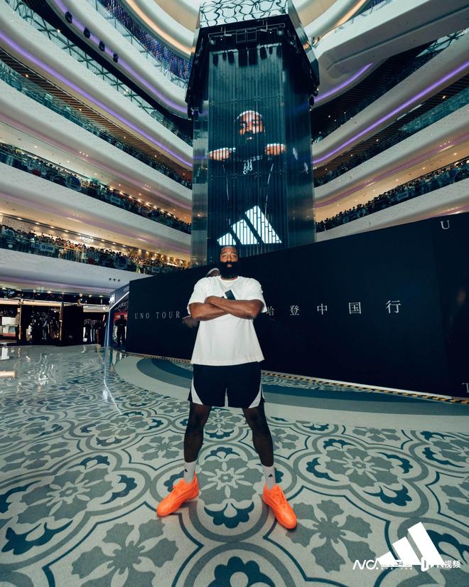 哈登中国行到访佛山，与禅城互赠礼物