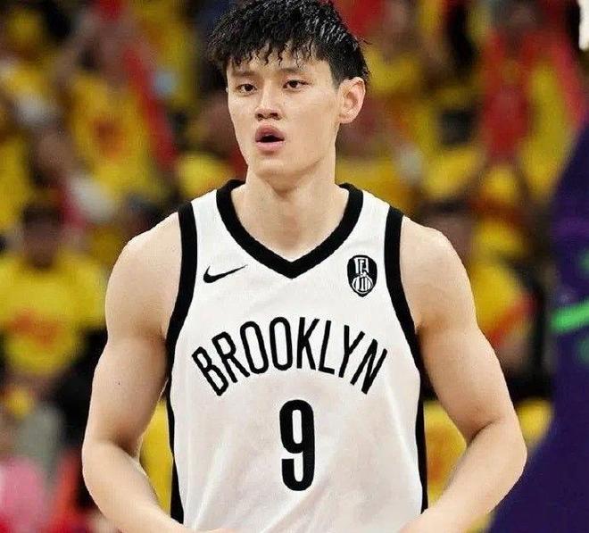 名记：篮网与中国球员曾凡博达成一份合同