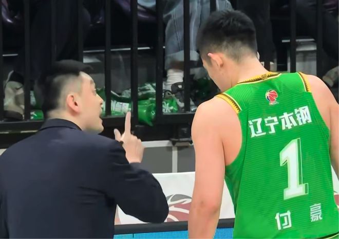 受不了了！付豪连续糟糕操作，谁注意杨鸣？拿着战术板对其怒吼！