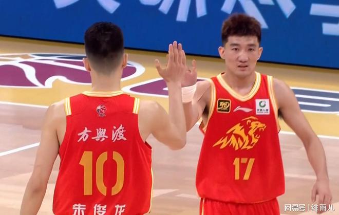 终于来了！CHBL锋线大杀器将加盟广东队，这可是杜锋的三号位答案