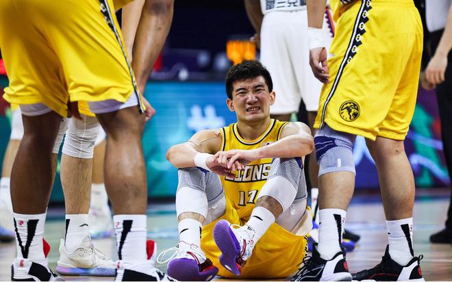 孙铭徽：骨折的脚并未完全恢复，季后赛后边比赛都是打封闭出战
