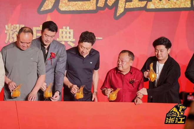 有情有义！广厦大摆75桌，请回功勋将帅，71岁老板给李春江倒酒
