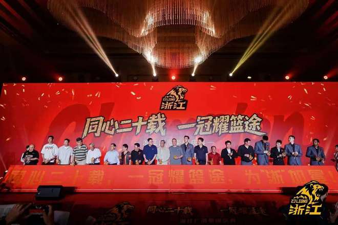 冰释前嫌！赵岩昊给师傅李春江敬酒，师徒二人一笑泯恩仇