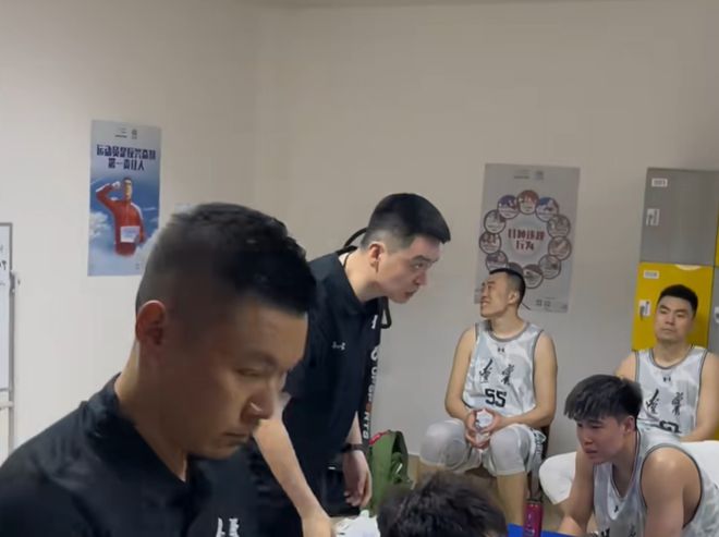 胜四川更衣室！杨鸣点赞篮板与防守，教练组观看新疆，大韩绑绷带