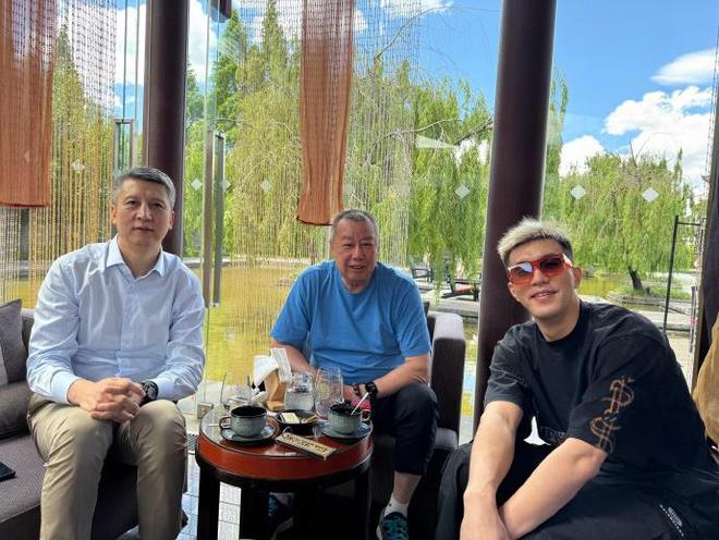 郭艾倫曬與郭士強(qiáng)&吳慶龍合影：三代遼寧籃球人 祝大家高考告捷