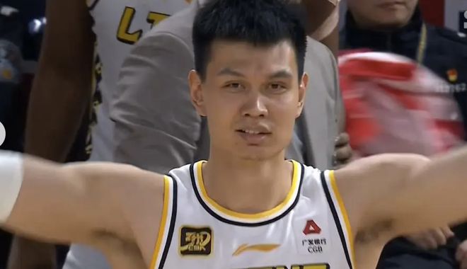CBA第一恶人立功了！撞废亚一卫，男篮潜在大敌哭着宣布赛季报销