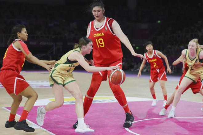 中國(guó)女籃也擁有了三大中鋒