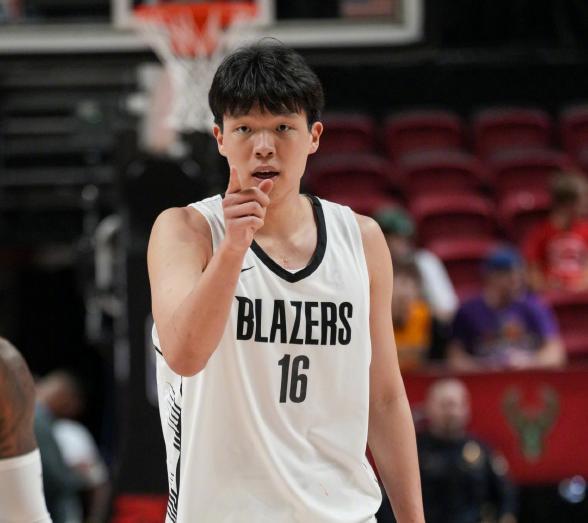 杨瀚森暴力隔扣难掩状态低迷！中国男篮应该让他留美训练！