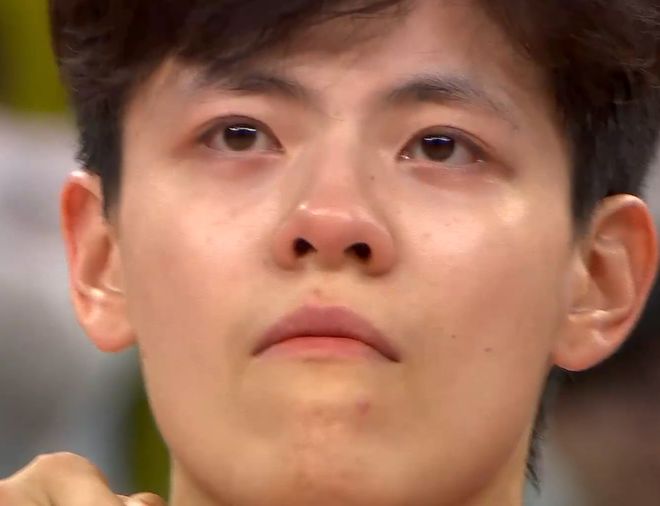 頒獎儀式：中國女籃領銅牌全隊嚴肅 楊舒予王思雨等多人難過落淚
