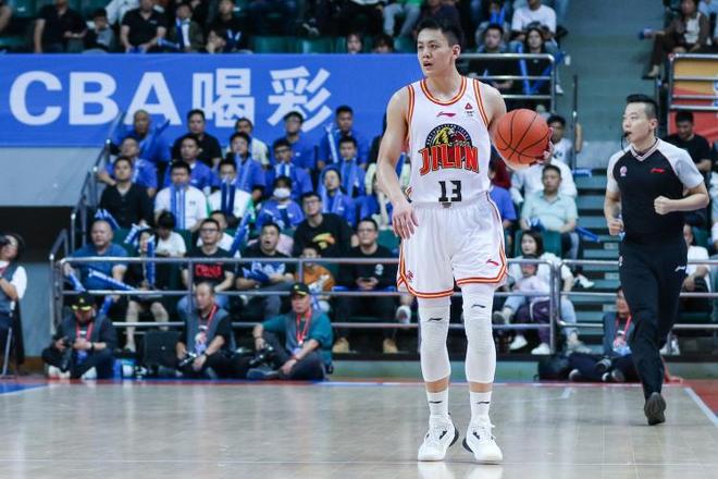 媒體人：吉林男籃正在和幾支球隊商討交易姜宇星的頂薪獨家簽約權