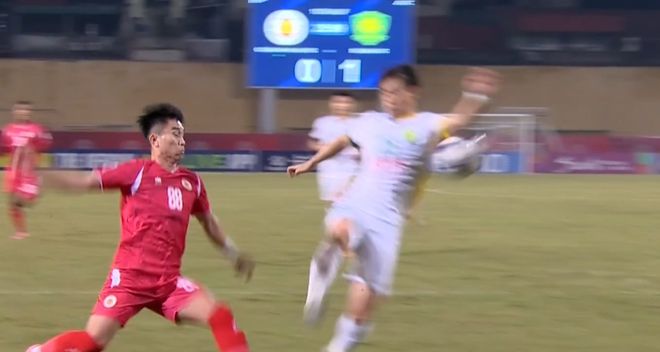 亚冠巨大争议！国安遭遇误判，江文豪“送点”，张健智飞身扑点