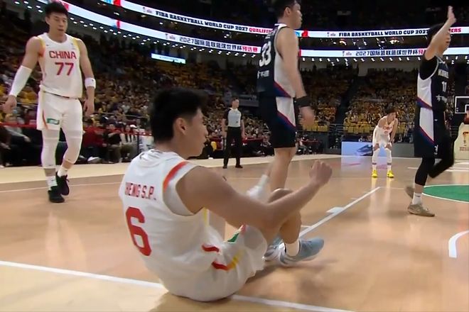 中國男籃：爆冷輸球3原因，三后衛(wèi)戰(zhàn)術(shù)徹底失敗，周琦被棄用