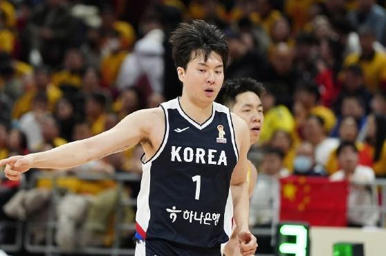 這么厲害！李賢重面對中國隊(duì)狂砍33分14籃板，他有輝煌的履歷！